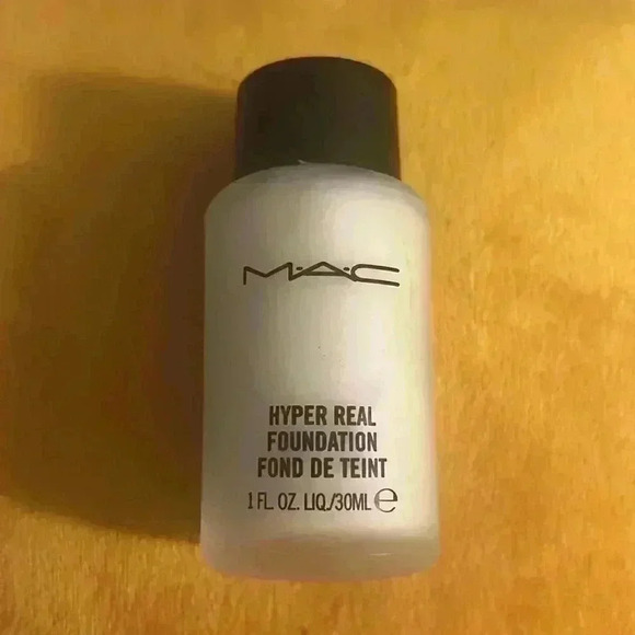 MAC Hyper real foundation 1fl oz - Picture 2 of 2